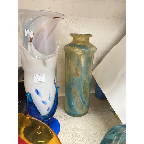 468 - An unusual Mdina yellow and blue vase; other similar glassware and four Royal Doulton Julien Macdona... 
