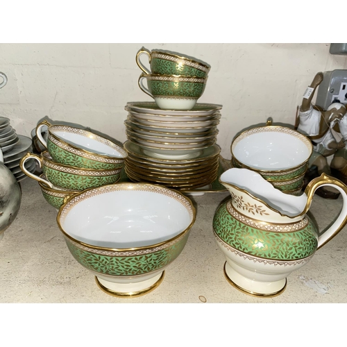 476 - A Copeland Spode Arundel part tea service in gold and green