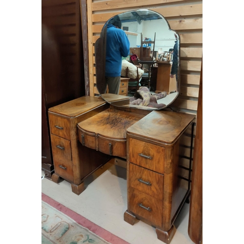 878 - A 1930's 4 piece bedroom suite in figured and quarter veneered walnut, comprising double wardrobe (n... 