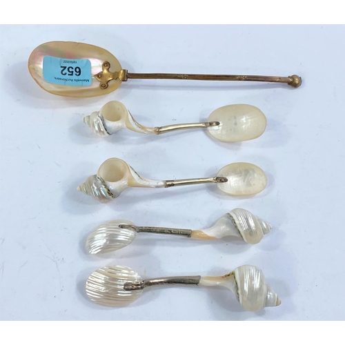 652 - A mother of pearl caviar set including serving spoon + 4 individual spoons.