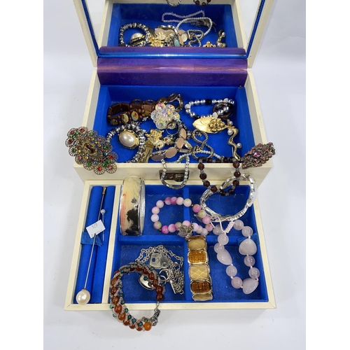 674 - A selection of costume jewellery