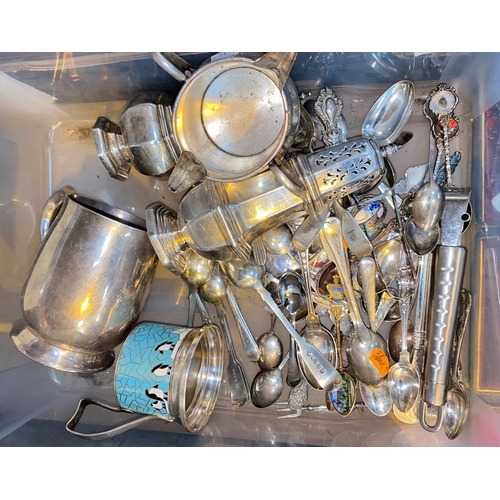 686 - 2 cased sets of fish servers; a selection of boxed and loose cutlery and other silver plate.