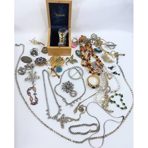722 - A good selection of costume jewellery, jewellery including gilt diamante and other brooches etc.