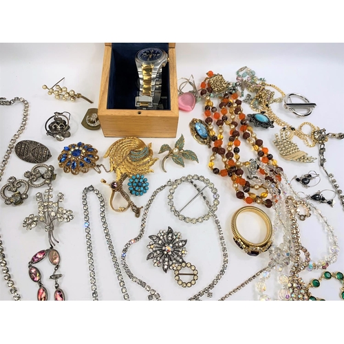 722 - A good selection of costume jewellery, jewellery including gilt diamante and other brooches etc.