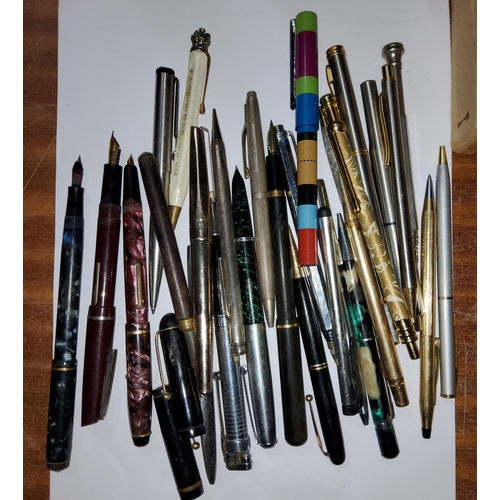 370 - A quantity of pens.