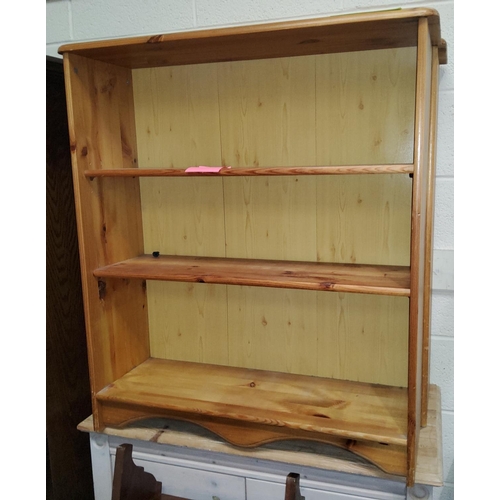 900 - A pine pair of 3 height bookcases; a 1930's oak blanket box