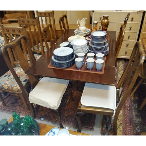 902 - Two 1920's near matching sets of 4 dining chairs in the Queen Anne style; a stained mahogany dining ... 