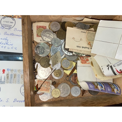230 - GB:  various crowns; other coins; 2 music boxes; banknotes; etc.