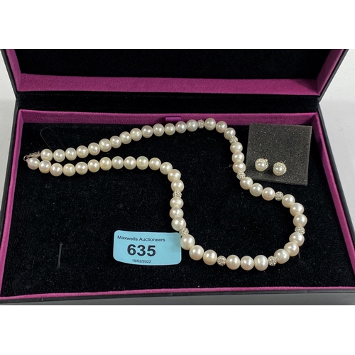 635 - A cultured pearl necklace with matching earrings
