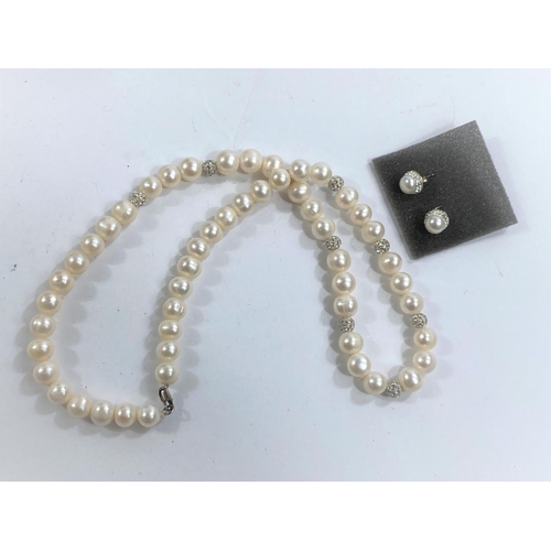 635 - A cultured pearl necklace with matching earrings