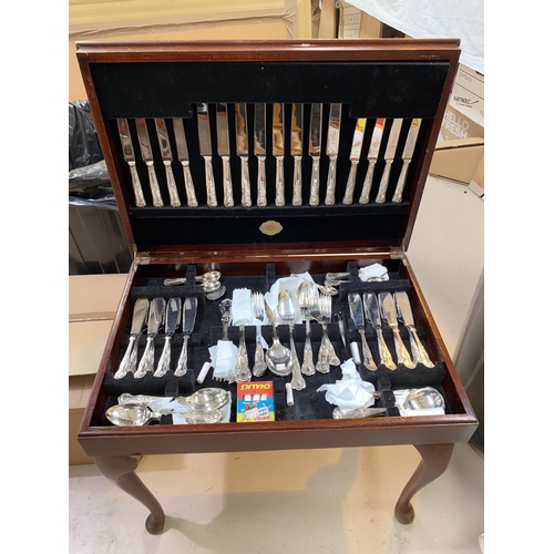 672 - A canteen of King's pattern cutlery, 8 setting, in reproduction table/box