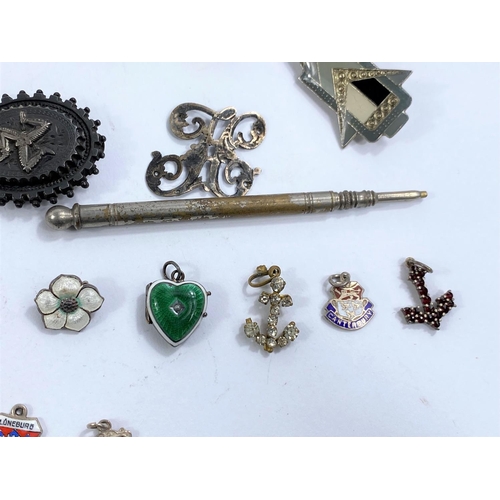 722B - A selection of small costume jewellery, enamel badges etc.