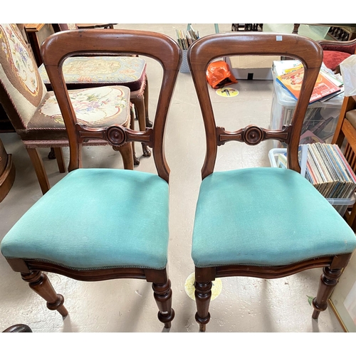 919 - A set of 4 Victorian mahogany balloon back dining chairs with turquoise seats and turned legs