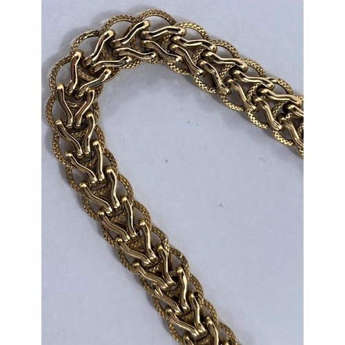 627 - A 9ct hallmarked gold bracelet formed from circular and 'V' shaped links, 8.6gms