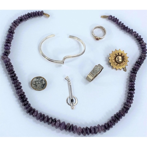 685 - A Victorian yellow metal brooch; a silver bangle and ring; a moss agate brooch; an amethyst necklace... 