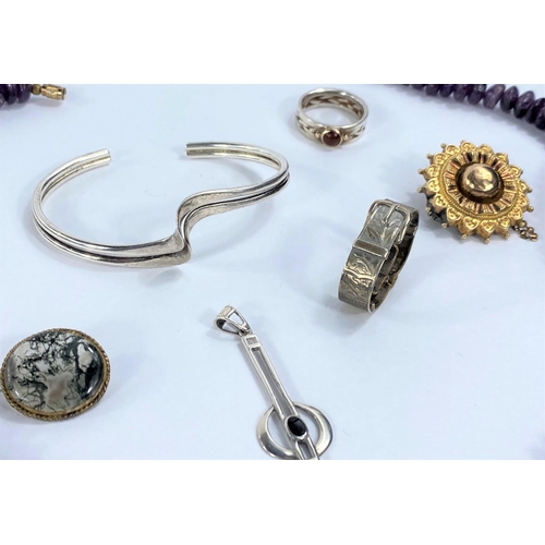 685 - A Victorian yellow metal brooch; a silver bangle and ring; a moss agate brooch; an amethyst necklace... 