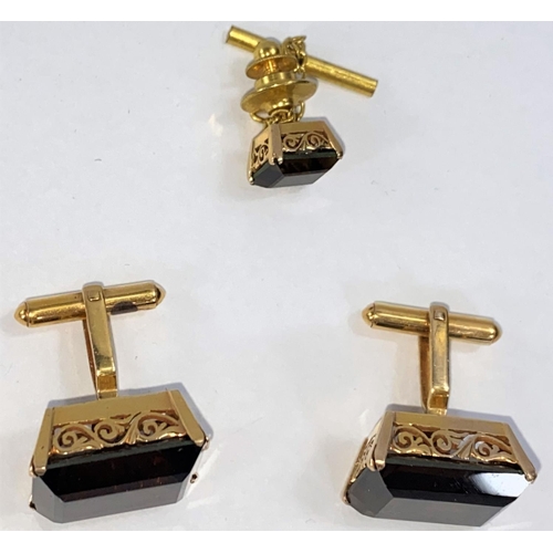 709 - A gent's cufflinks and tiepin set in yellow metal, with large cushion cut rectangular smoky quartz i... 