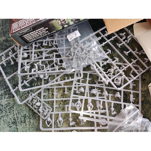 270 - A good selection of Games Workshop Warhammer 40,000 Chaos Marine part sprues, extra pieces and unfin... 