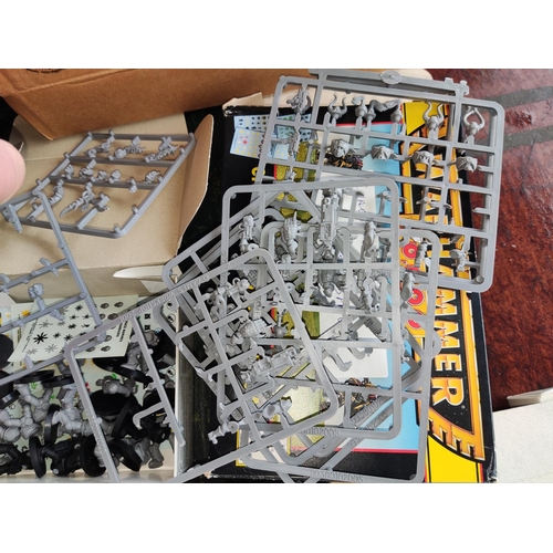 270 - A good selection of Games Workshop Warhammer 40,000 Chaos Marine part sprues, extra pieces and unfin... 