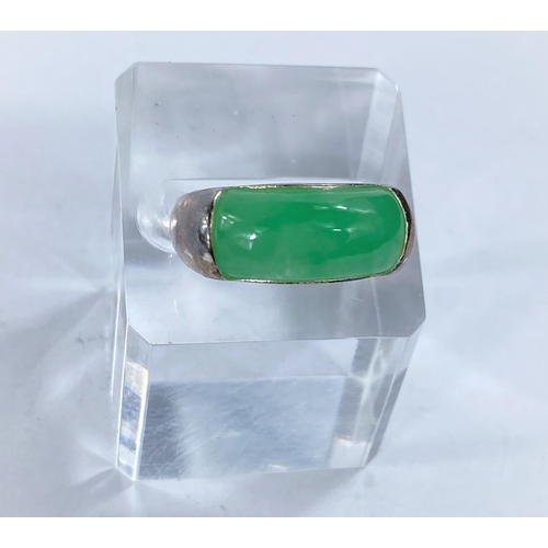 608D - A white metal dress ring set with rounded oblong jade coloured stone, stamped '925' 5.66gms size O/P