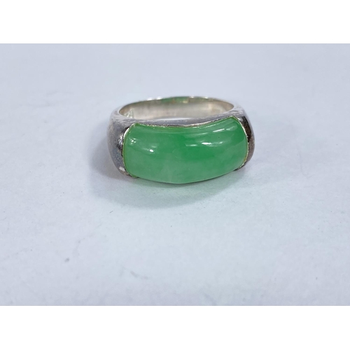 608D - A white metal dress ring set with rounded oblong jade coloured stone, stamped '925' 5.66gms size O/P