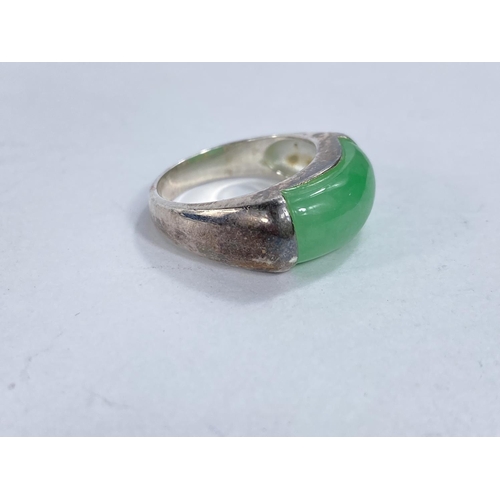 608D - A white metal dress ring set with rounded oblong jade coloured stone, stamped '925' 5.66gms size O/P