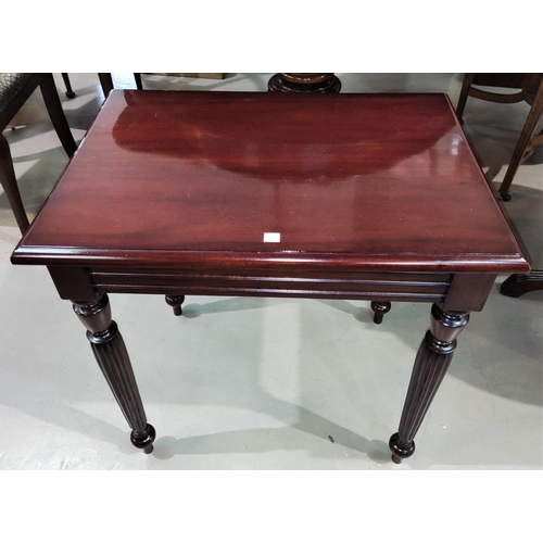 842 - A mahogany nest of 3 occasional tables and a reproduction mahogany occasional table on reeded legs