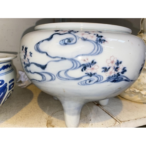 452A - Two Chinese blue & white 3 footed censers, diameter 22cm (1 a.f.)