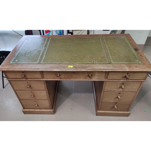 864 - A Victorian kneehole desk with 8 pedestal and 1 central drawers, turned wood handles, inset green le... 