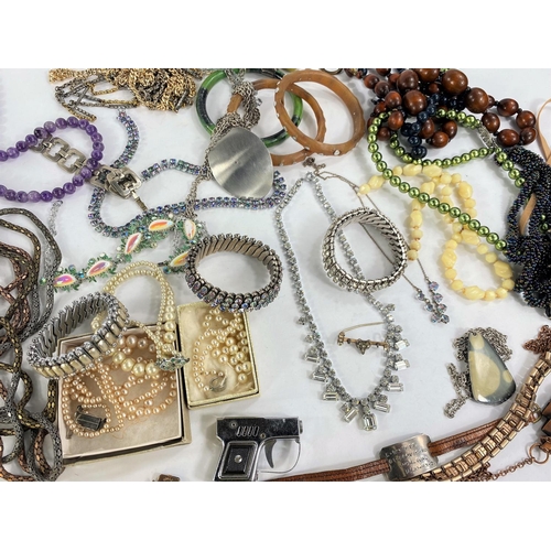 756A - A good selection of vintage costume jewellery