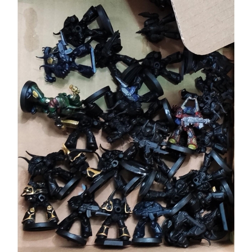 271 - A good selection of Games Workshop Warhammer 40,000 Chaos Marine vintage and later plastic figures i... 