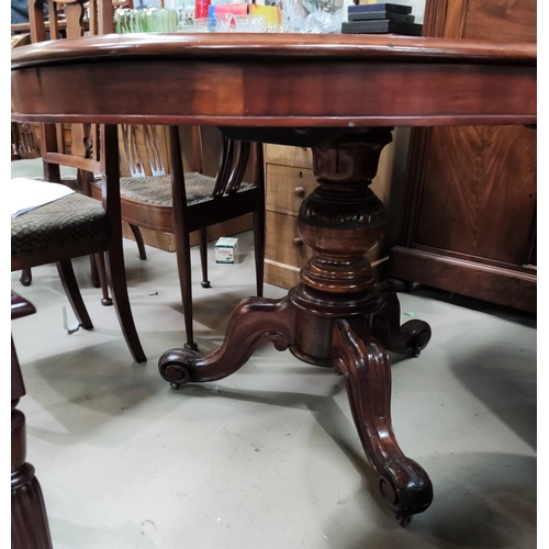 863 - A Victorian mahogany looe table with oval top, on turned column, 3 scroll feet and castors, length 1... 