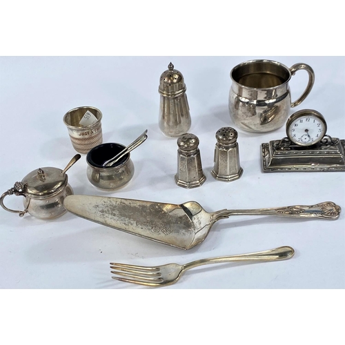 635 - A hallmarked silver 3 piece cruet set Birmingham 1974, 3oz; 2 pepper pots and a small mug stamped 