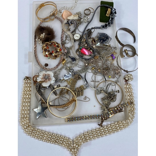 638 - A selection of costume jewellery