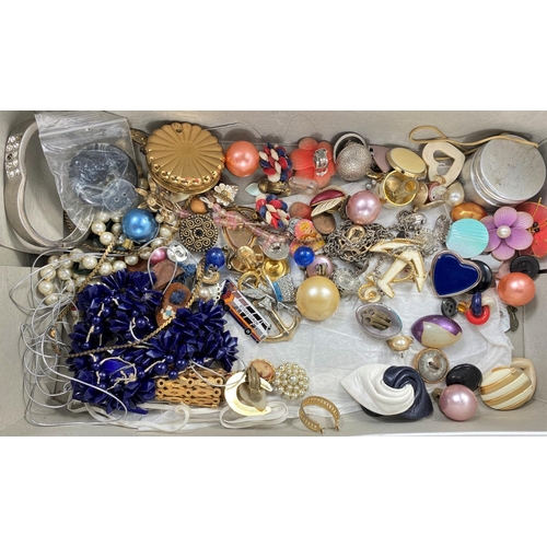 643 - A large large selection of mixed costume jewellery 