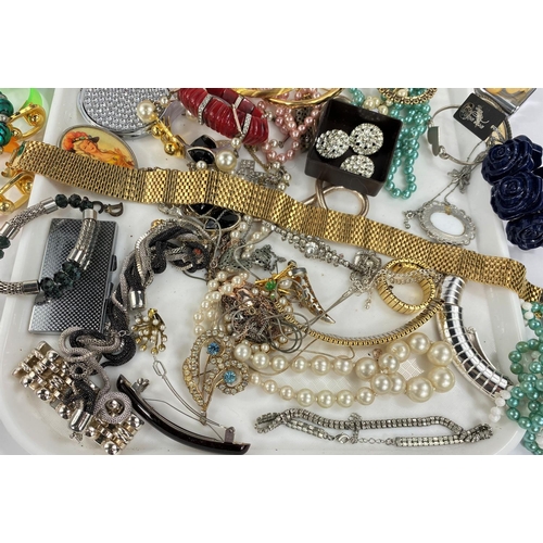 643 - A large large selection of mixed costume jewellery 