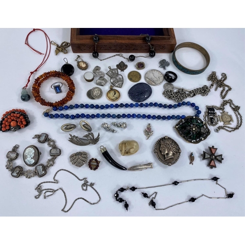 710 - A selection of vintage costume jewellery in carved wood box - includes a netsuke in the form of a ra... 