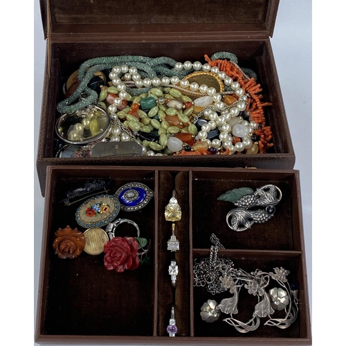 712 - A selection of vintage costume jewellery in jewellery box including Bakelite brooches, other brooche... 