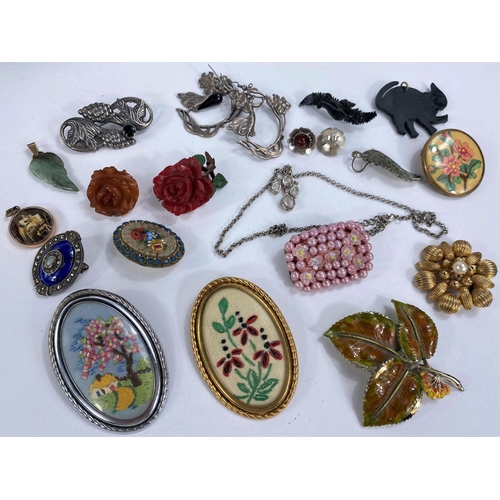 712 - A selection of vintage costume jewellery in jewellery box including Bakelite brooches, other brooche... 