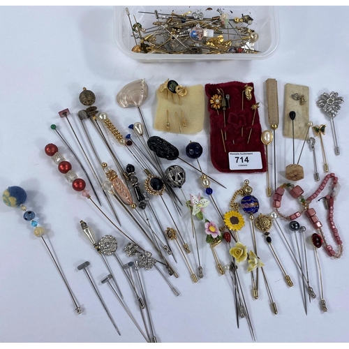 714 - A good selection of vintage stickpins and hat pins