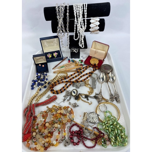 715 - A selection of vintage costume jewellery in red case