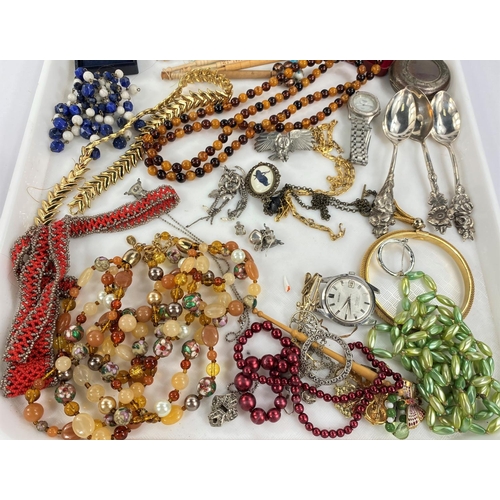 715 - A selection of vintage costume jewellery in red case