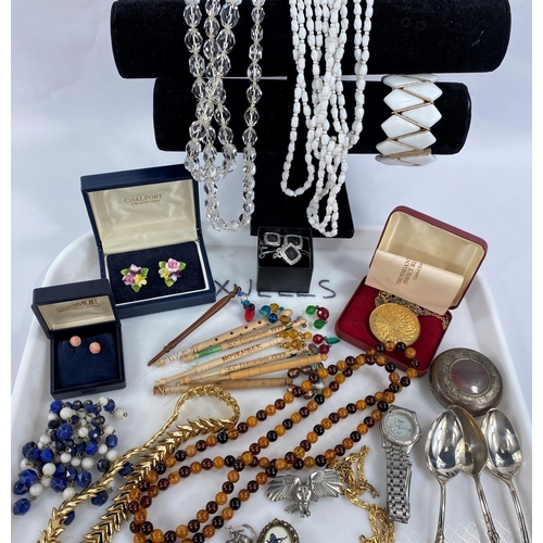 715 - A selection of vintage costume jewellery in red case