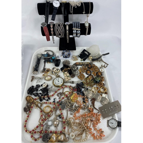 717 - A selection of vintage costume jewellery (in bag)