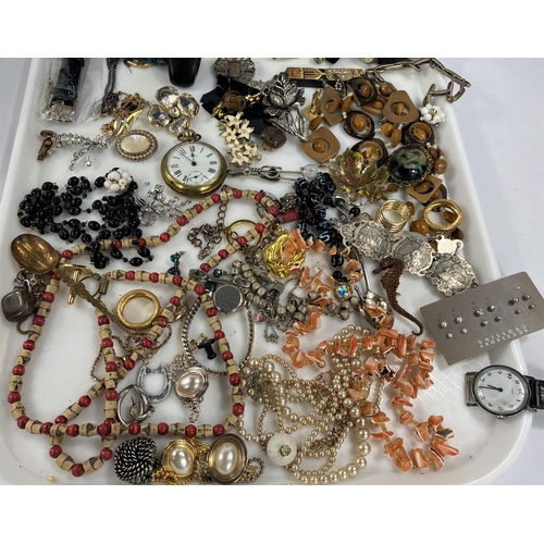 717 - A selection of vintage costume jewellery (in bag)
