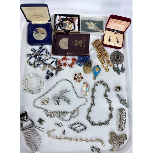719 - A selection of vintage and costume jewellery, including diamante, floral brooches and earrings etc