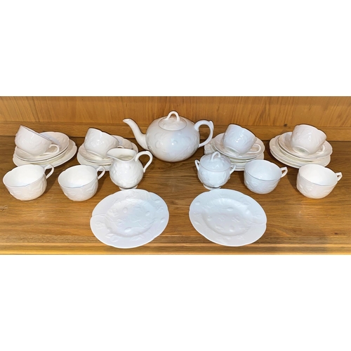 441A - A Mintons Victoria Strawberry eight setting tea service with teapot, milk jug, sugar, cups and sauce... 