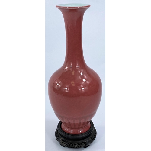 417 - A Chinese pink enamelled porcelain vase of baluster form, 6 character mark to base, 20cm (Good condi... 