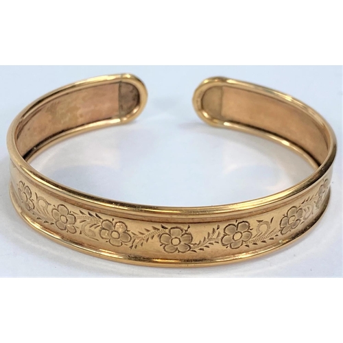 614 - A floral chased 9 carat hallmarked gold bangle, 8.9gm