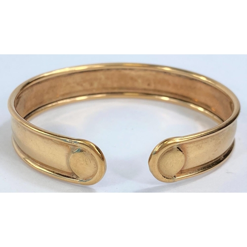 614 - A floral chased 9 carat hallmarked gold bangle, 8.9gm